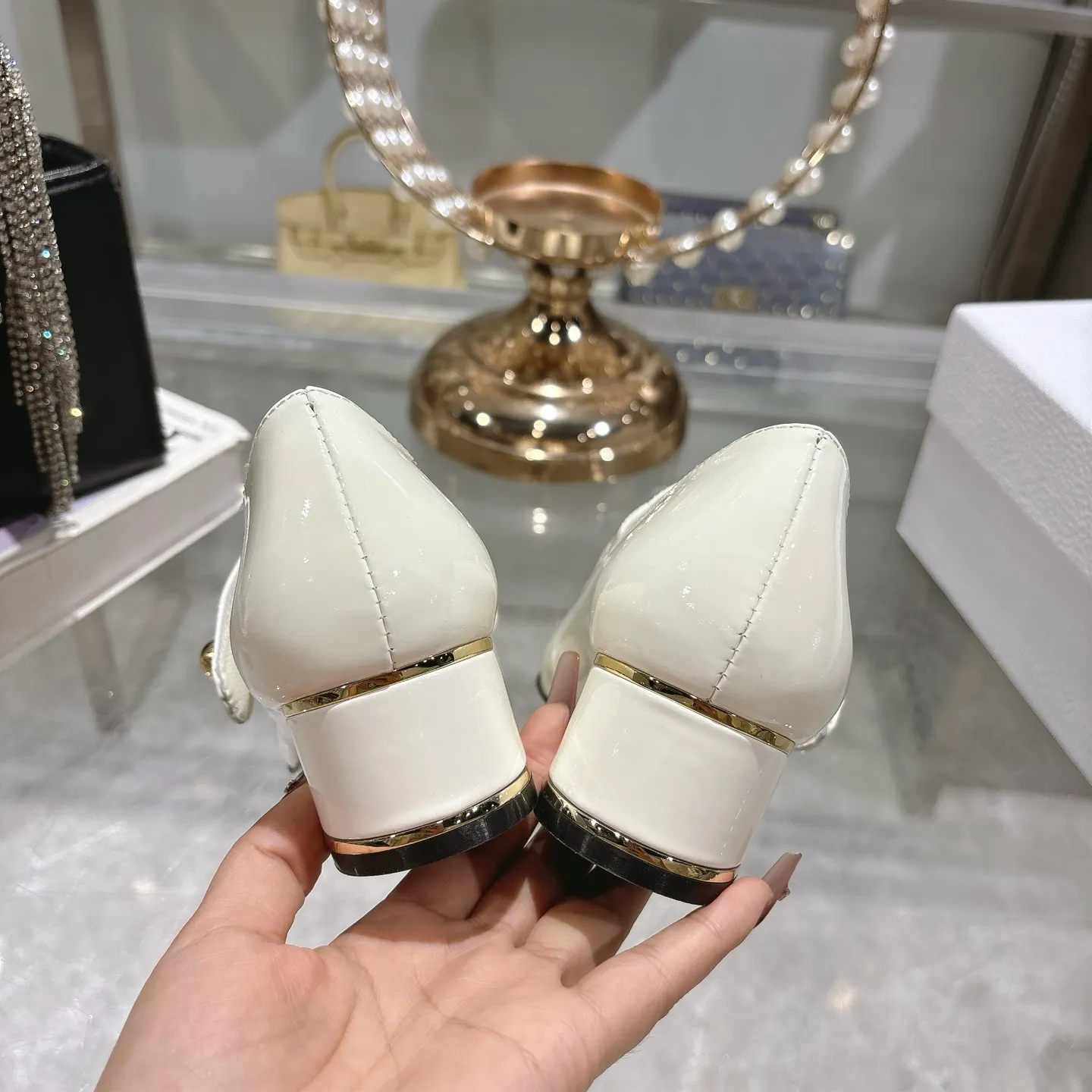 💕💕Factory direct selling price p560💕💕 💕25ss early spring new Dior Dior D-My hardware letter square toe high heels 👠This My Dior high heels are a new product in the 2025 spring and summer ready-to-wear series, showing exquisite elegance. Carefully crafted from cow leather, it is embellished with gold buckles and a metallic Christian Dior Paris logo, making it highly recognizable and highlighting Dior's extraordinary craftsmanship. Graphic style heels complement each other, making the fashionable design more elegant. Upper: cow patent leather. Inner foot pad: sheepskin. Sole: Italian genuine leather outsole. Heel height: 4cm 7.5cm. Size: 35-39 (34.40.41. Customized items are non-refundable)